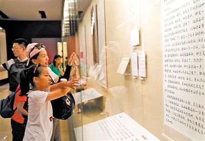 兴盛网 观众参观字载中华成果展鲁迅行书 贯彻十九届四中全会精神发展先进文化